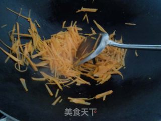 Stir-fried Shredded Pork with Light Carrot recipe
