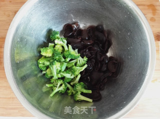 Chopped Pepper Fungus Mixed with Broccoli recipe