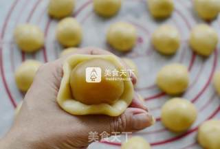 Mooncake with Lotus Seed Paste and Egg Yolk recipe