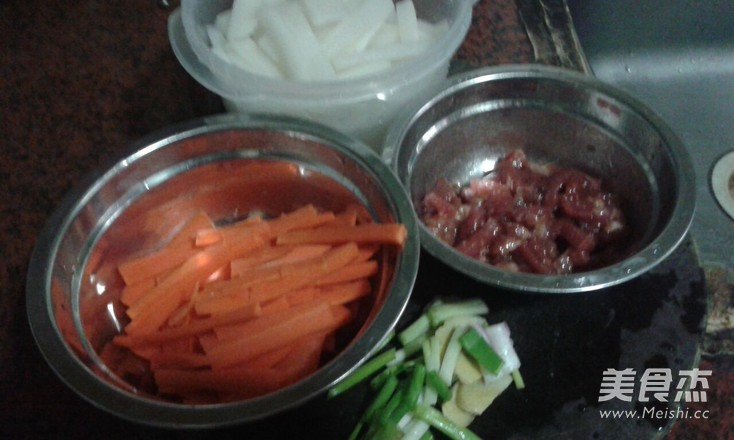 Stir-fried Pork Slices with Red and White Radish recipe