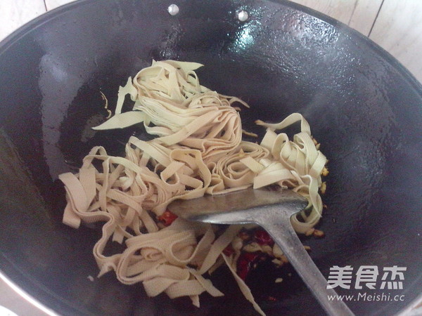 Stir-fried Tofu Skin with Lettuce recipe