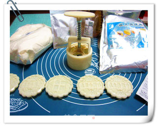 Homemade Patriotic Moon Cakes, The Diaoyu Islands are Chinese! recipe