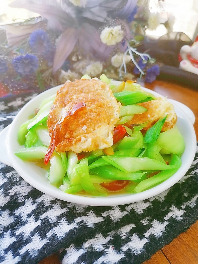 Simmered Poached Eggs with Green Cabbage Stem