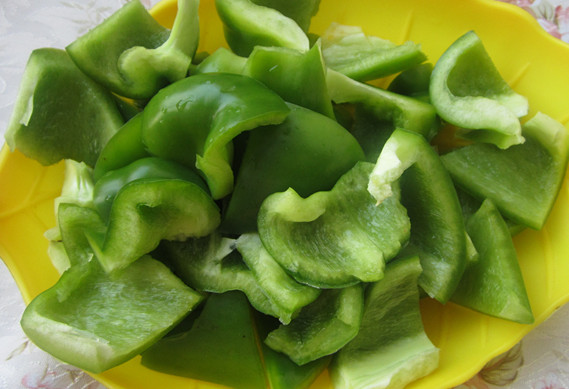 Stir-fried Pork with Green Pepper and Noodle Skin recipe