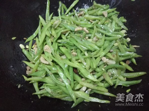 Home-cooked Meals-stir-fried Shredded Pork with Beans recipe