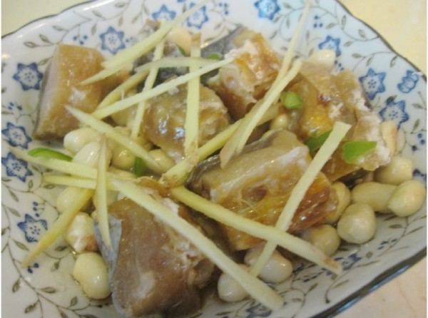 Steamed Dried Fish with Peanuts recipe