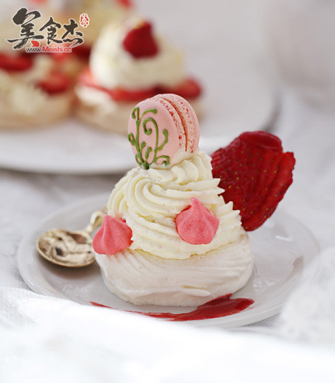 Strawberry Cream Meringue recipe