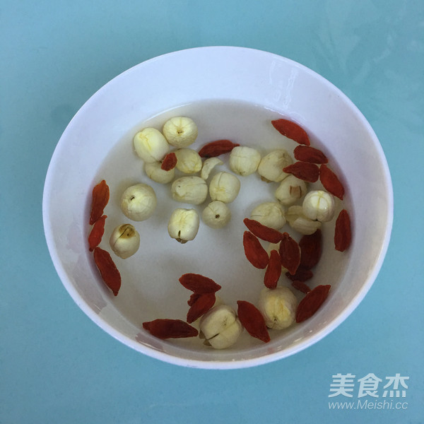 Lotus Seed and Tremella Soup recipe