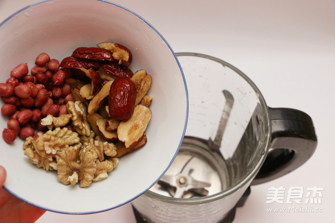 Red Dates, Peanuts and Walnuts recipe