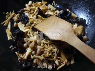 Stir-fried Bamboo Shoots with Black Fungus and Peanuts recipe