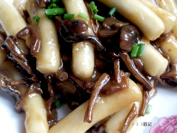 Stir-fried Rice Cake with Tea Tree Mushroom recipe