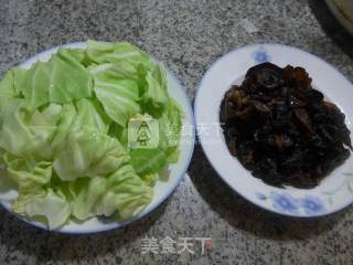 Stir-fried Cabbage with Black Fungus recipe