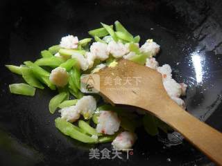 Scrambled Eggs with Lettuce and Shrimp Balls recipe