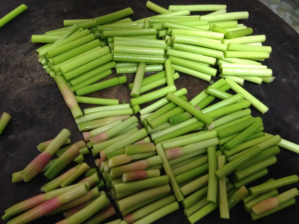 Stir-fried Bacon with Spring Bamboo Shoots and Garlic Moss recipe