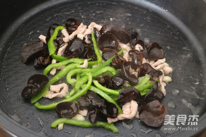 Stir-fried Fungus with Green Pepper and Shredded Pork recipe