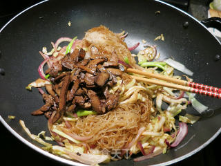 Stir-fried Fine Noodles with Barbecued Cabbage recipe