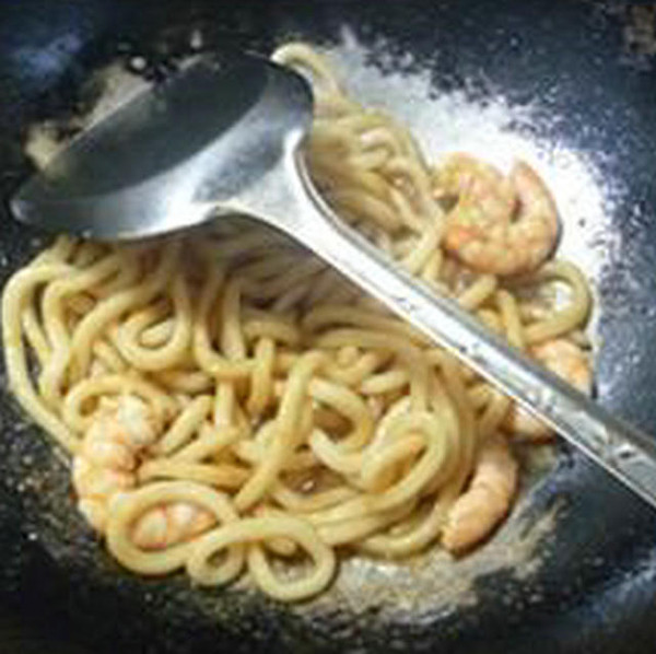 Fried Udon Noodles with Shrimp and Celery recipe