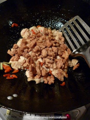 Stir-fried Diced Chicken with Walnut and Wolfberry recipe