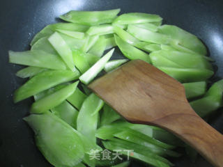 Stir-fried Lettuce with Meatballs recipe