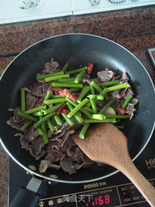 Stir-fried Duck Gizzards with Garlic Stalks recipe