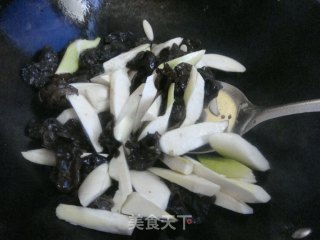 Stir-fried Fungus with Rice White recipe