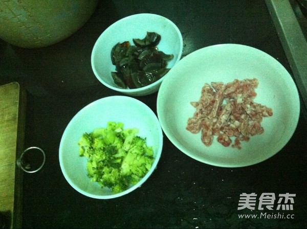 Broccoli Preserved Egg and Lean Meat Porridge recipe