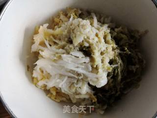 Braised Sauerkraut with Big Bones and White Meat recipe