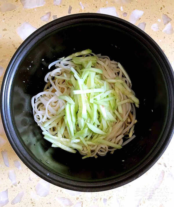 Cold Noodles with Beef and Melon recipe