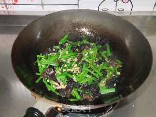 Stir-fried Fungus with Minced Meat and Chives recipe