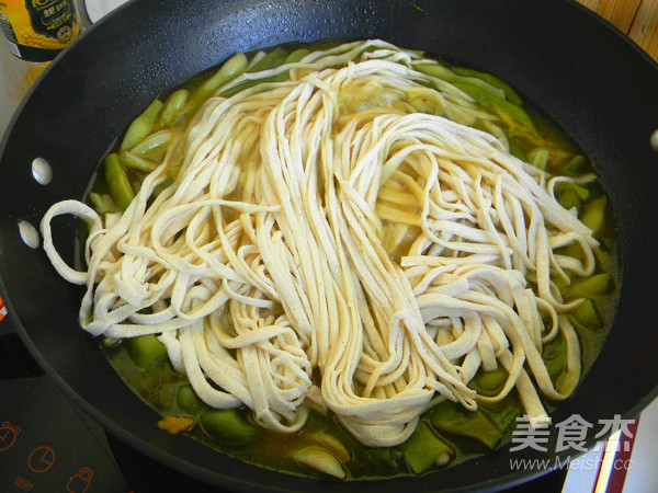 Braised Noodles with Beans recipe