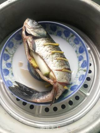 Steamed Crucian Carp (spicy Sauce Version) recipe