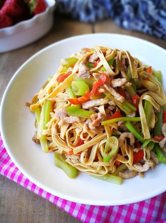 Stir-fried Shredded Pork with Celery and Bean Skin recipe