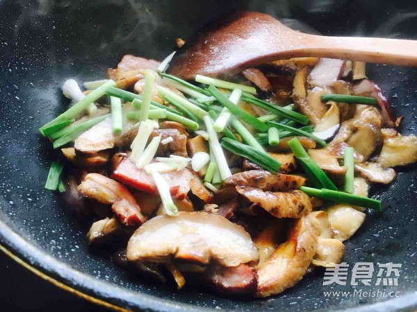 Stir-fried Bacon with Dried Flower Mushrooms recipe