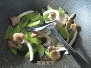 Xiuzhen Mushroom Lettuce Boiled Dried Shreds recipe