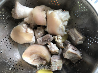 Stewed Pork Trotters with Three Vegetables recipe