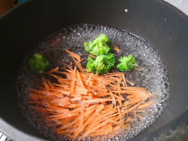 Different Taste-fried Noodles with Salad recipe