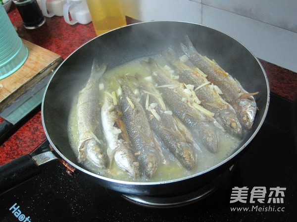 Braised Pointed Fish with Olive Vegetables recipe