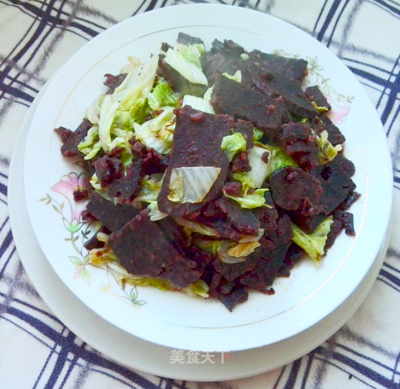 Stir-fried Black Rice Cake with Cabbage recipe