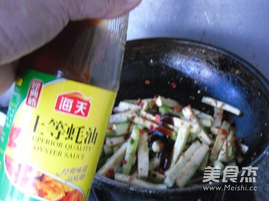 Stir-fried Snake Gourd Strips with Chopped Pepper recipe