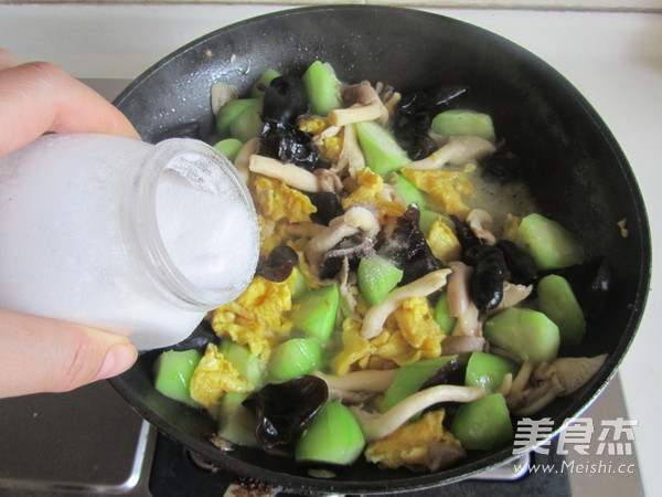 Scrambled Eggs with Loofah and Mushrooms recipe