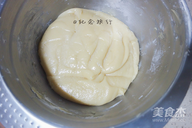 Cantonese-style Lotus Seed Paste Egg Yolk and Bean Paste Egg Yolk Moon Cake Making Method recipe