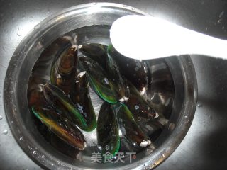 Steamed Mussels with Vermicelli and Garlic recipe