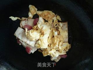 Fried Egg Sausage with Dried Flowers recipe
