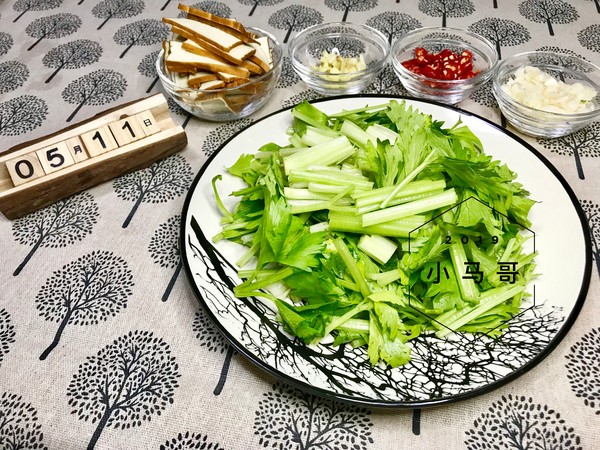 Stir-fried Xianggan with Celery recipe