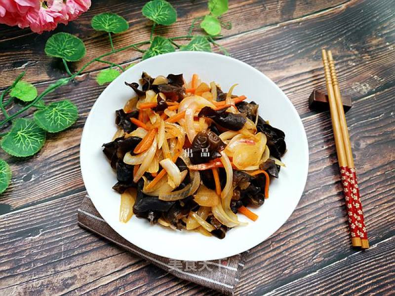 #快手素菜#carrots and Fungus Fried with Onions recipe
