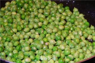 Fresh Taste of Early Summer, Fried Diced Pork with Small Peas recipe