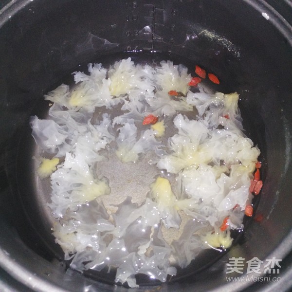 Chinese Wolfberry and White Fungus Soup recipe