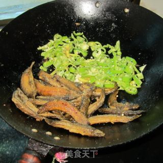 Stir-fried Loach with Green Pepper recipe