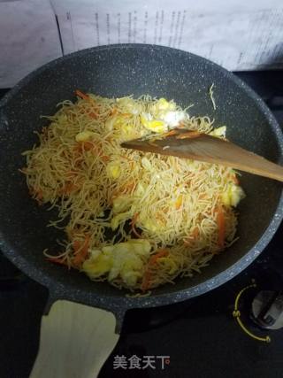 Fried Noodles with Carrots and Eggs recipe