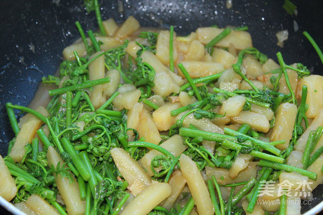 A Favorite Vegetable Dish-braised Potatoes with Bracken recipe